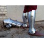 Closed greaves