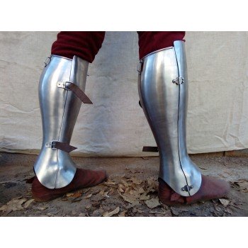 Closed greaves