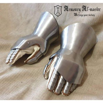 Gloves XIV-XV century