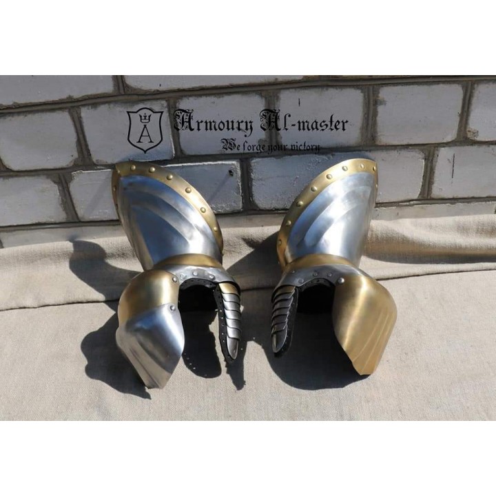 Italian gauntlets with brass decoration