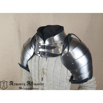Set gorget with spaulders